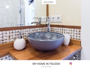 Combined shower/tub, hair dryer, towels