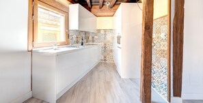 Een koelkast, een microgolfoven, een oven, een kookplaat