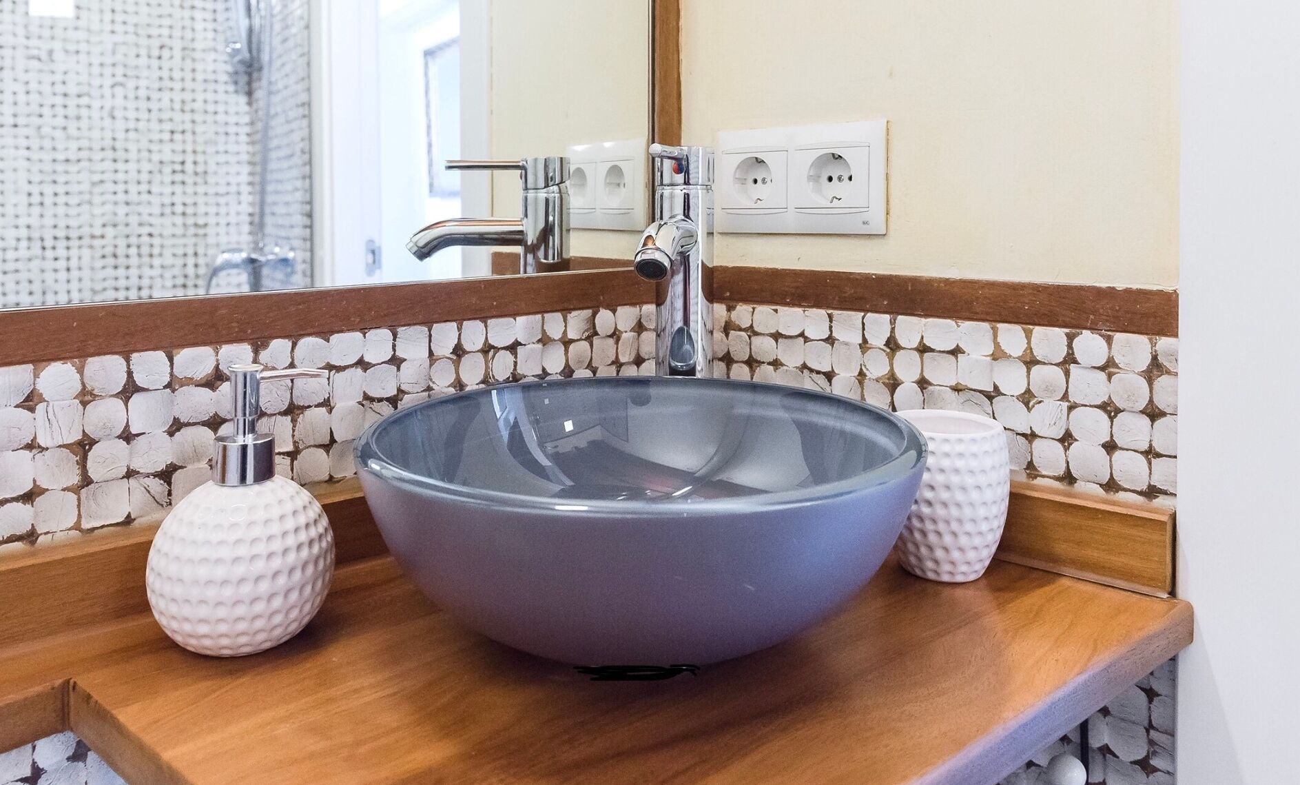 Suihkun ja ammeen yhdistelmä, hiustenkuivaaja, pyyhkeet