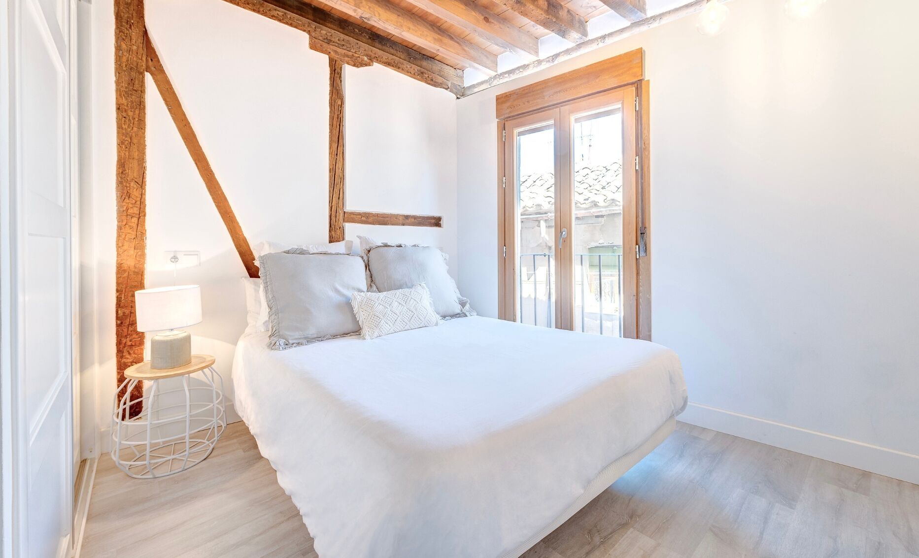 2 slaapkamers, een strijkplank/strijkijzer, reisbedje, internet