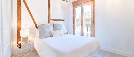 2 bedrooms, iron/ironing board, travel cot, Internet