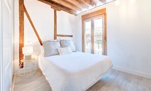 2 slaapkamers, een strijkplank/strijkijzer, reisbedje, internet