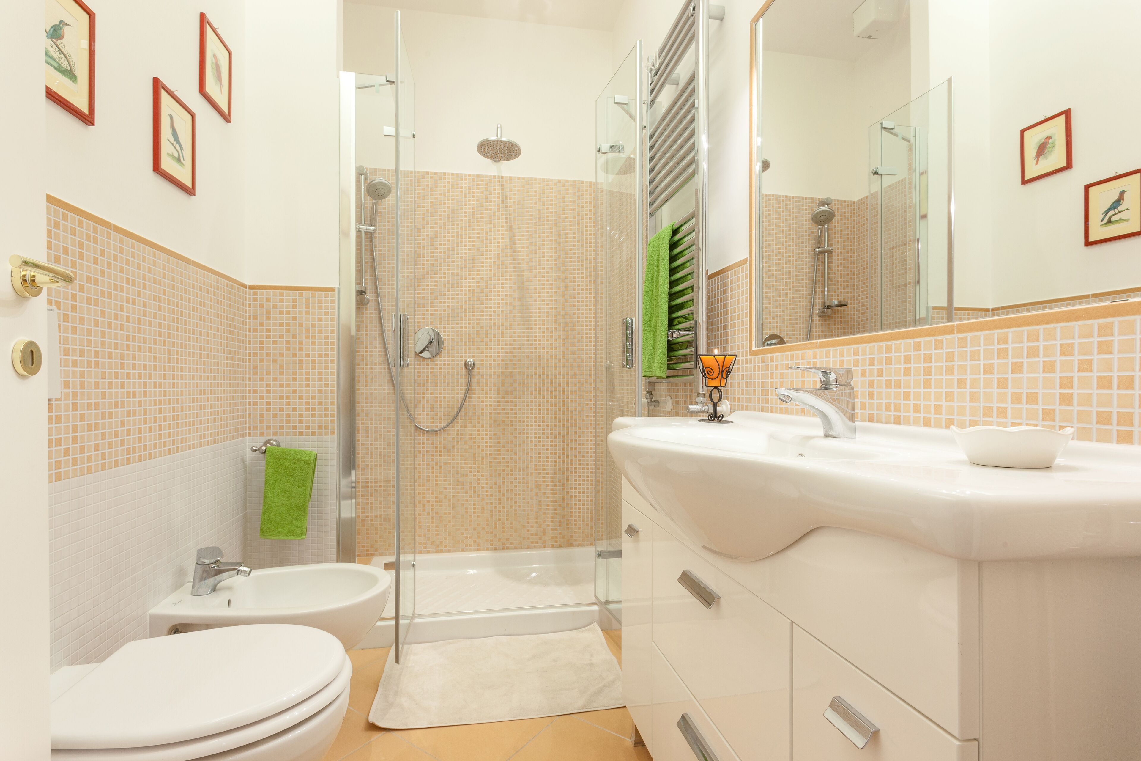 Douche, sèche-cheveux, bidet, serviettes fournies
