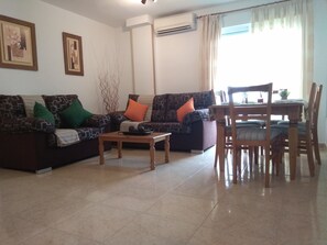 TV, books - Los Alcázares home rental (Los Alcázares)