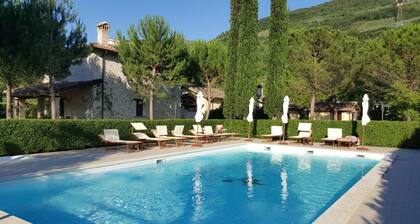 Farmhouse with pool and whirlpool for vacations in Umbria: "Appartamento Glicine"