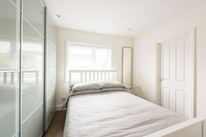 1 bedroom, iron/ironing board, bed sheets - Beautiful New Apartment (Greater London)
