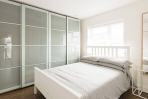1 habitación, tabla de planchar con plancha y ropa de cama