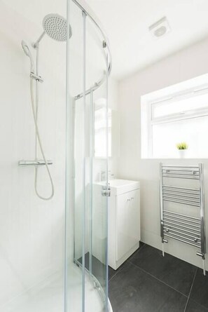 Hair dryer, towels - Beautiful New Apartment (Greater London)