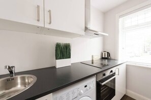 Refrigerador, utensilios de cocina y condimentos