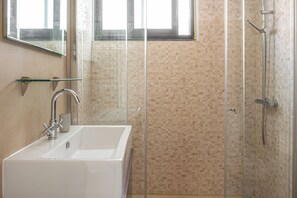 Duschwanne, Haartrockner, Bidet, Handtücher