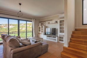 TV connectée, lecteur de DVD, livres