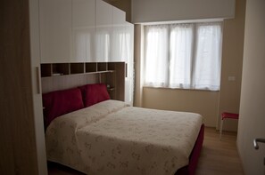 1 bedroom, bed sheets - Three rooms modern, 100m from the sea and 50m from the gut, with beautiful terrace. (Loano)