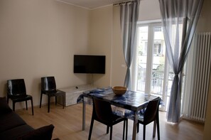 TV - Three rooms modern, 100m from the sea and 50m from the gut, with beautiful terrace. (Loano)
