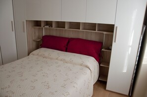 1 bedroom, bed sheets
