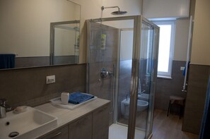 Shower, hair dryer, bidet - Three rooms modern, 100m from the sea and 50m from the gut, with beautiful terrace. (Loano)