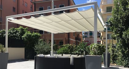 Drei Zimmer sind modern, 100 m vom Meer und 50 m vom gut, mit schöner Terrasse.