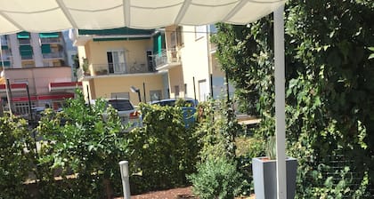 Drei Zimmer sind modern, 100 m vom Meer und 50 m vom gut, mit schöner Terrasse.