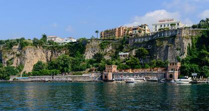 Apartment in the center, overlooking the Gulf of Naples and Vesuvius, parking, wi-fi