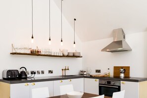 Frigorifero, forno, piano cottura, lavastoviglie