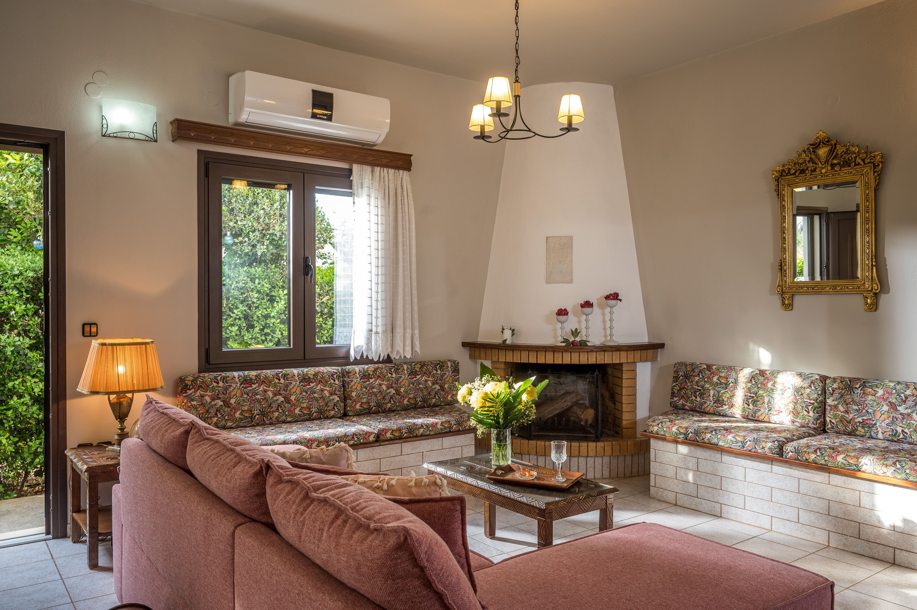 Smart-TV, Kamin, Bücher