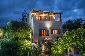 Outdoor dining - Villa Eva,  Luxury villa 50 meters from the sea, in a very quite area. (Gournes)