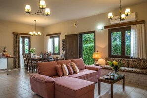 Smart-tv, eldstad och böcker