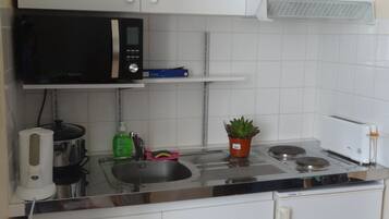 Een koelkast, een microgolfoven, een oven, een kookplaat