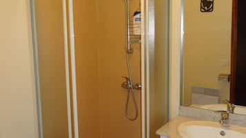 Douche, sĂšche-cheveux, serviettes fournies, savon