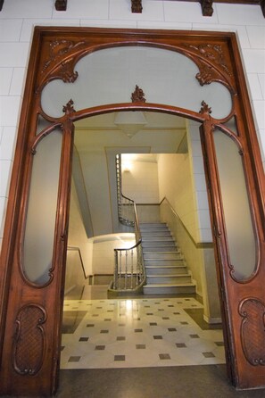 Eine Treppe mit Holzrahmen und Metallgeländer.