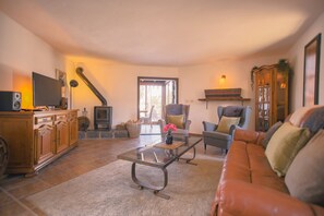 スマートテレビ、暖炉、ステレオ