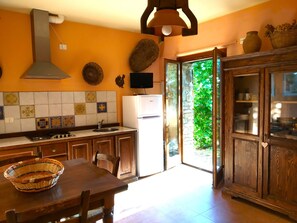 Réfrigérateur, plaque de cuisson, cafetière/bouilloire