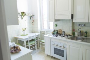 Micro-ondes, cafetière/bouilloire