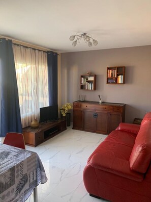 TV, DVD player, books - Sabrihome in Las Dunas residence with swimming pool, gym, tennis court (Corralejo)