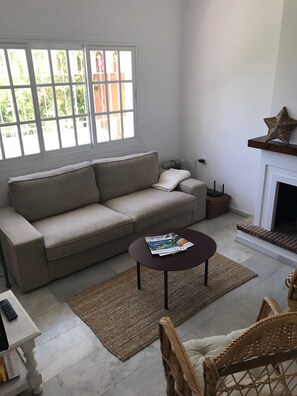 Televisio, takka, kirjoja