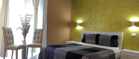 2 quartos, escrivaninha, ferros/tábuas de passar roupa