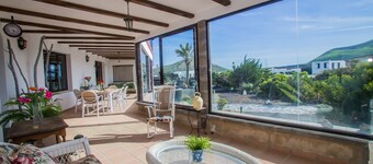 Licht en ruim huis in de wijngaard, net in het midden van het eiland