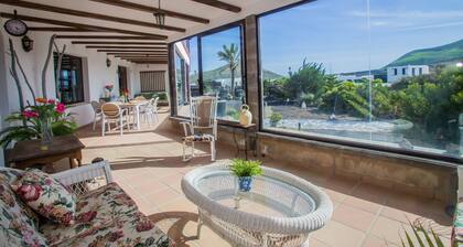 Light & Spacious House in the Vineyard region, just in the middle of the island