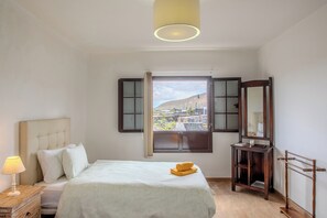 3 bedrooms, iron/ironing board, free WiFi, bed sheets - Light & Spacious House in the Vineyard region, just in the middle of the island (Masdache ( Tías))