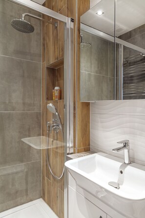 Douche, articles de toilette gratuits, sèche-cheveux