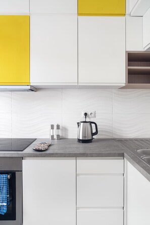 Kjøleskap, mikrobølgeovn, ovn og kokeplater