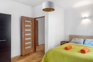 2 soverom, skrivebord, strykejern/-brett og reiseseng for barn