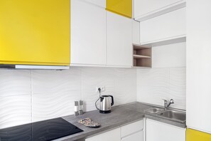Frigorifero, microonde, forno, piano cottura