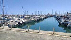 Un port de plaisance où de nombreux bateaux sont amarrés dans une eau calme.