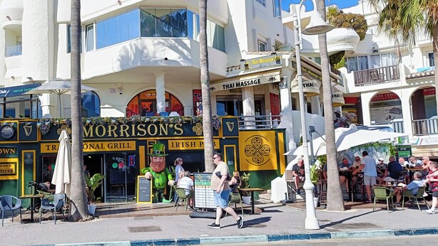 Un restaurant appelé « MORRISON’S » qui dispose d’une terrasse et où l’on peut voir, à proximité, une enseigne indiquant « MASSAGE THAÏLANDAIS ».
