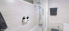Bañera con ducha, secador de pelo, toallas, jabón