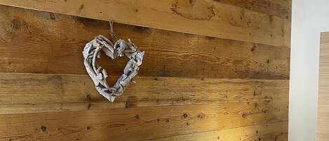 1 slaapkamer, geluiddichte muren, een strijkplank/strijkijzer, wifi