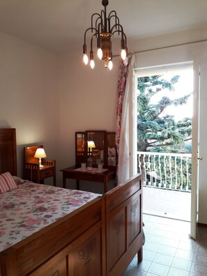 2 bedrooms, desk, iron/ironing board, free WiFi