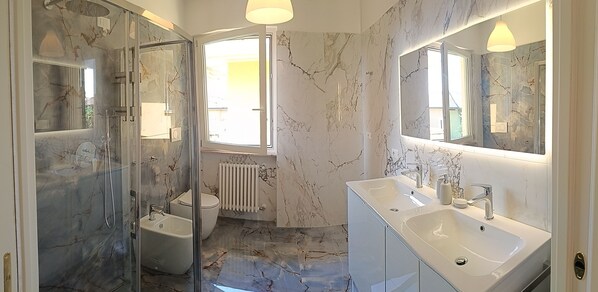 Baignoire, sèche-cheveux, serviettes fournies, papier toilette