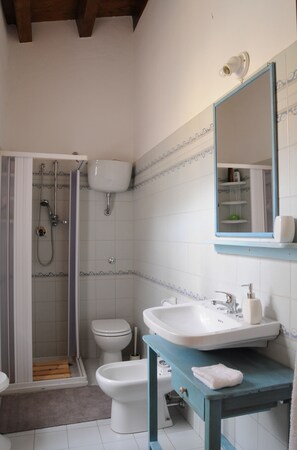 Shower, hair dryer, bidet, towels - Casa del Vento in San Cono, ancient stone dwelling among olive trees (Polizzi Generosa)