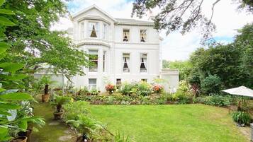 Apartment 5 - The Muntham Luxury Holiday Apartments in Torquay - overlooks the tranquil Rose Garden at the side of the building.